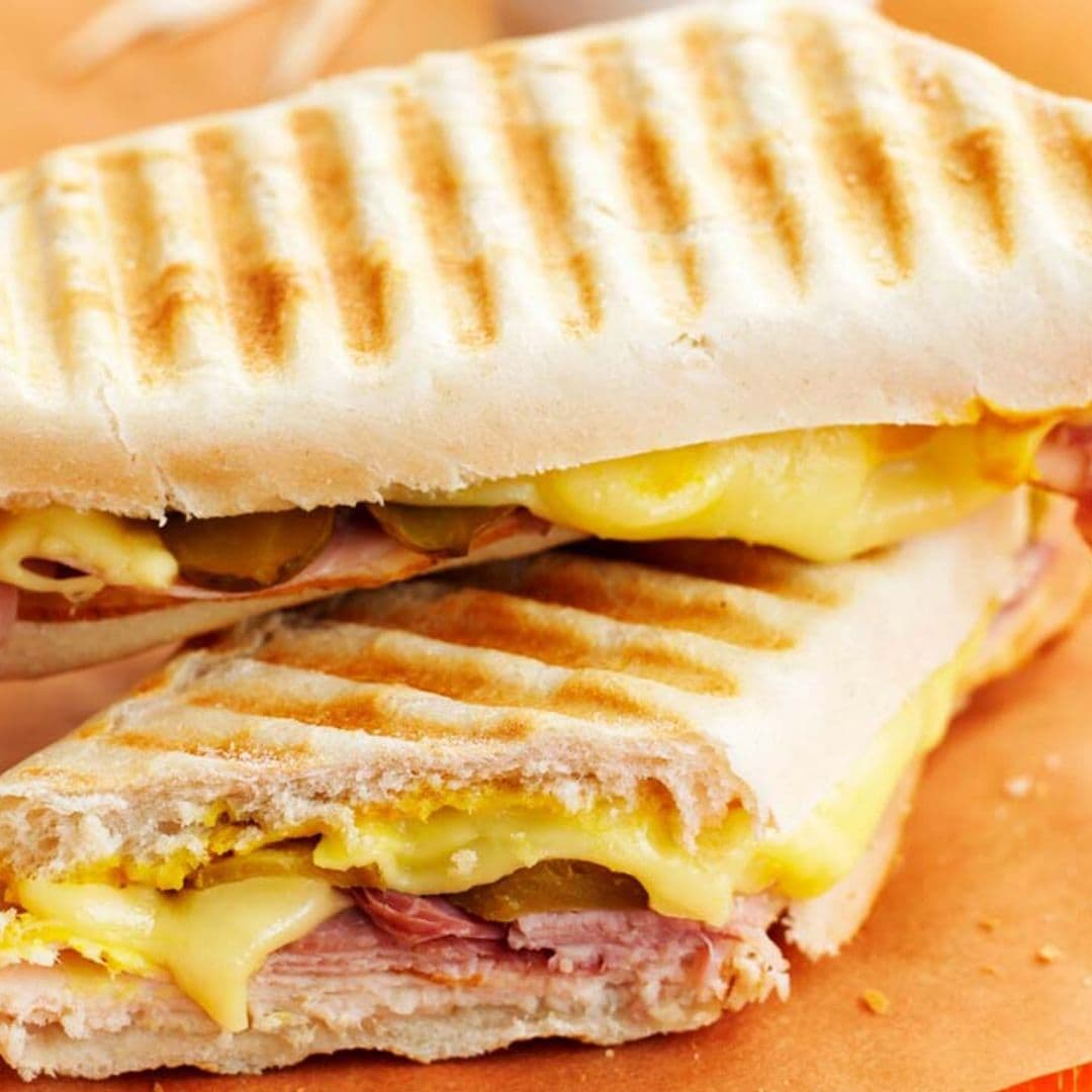 'Panini' mixto con mostaza y pepinillos