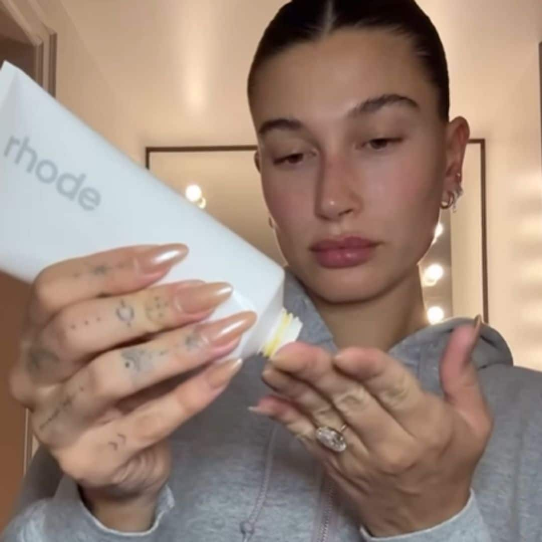 Hailey Bieber con manicura perlada