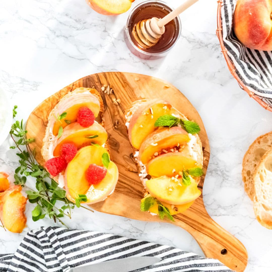 Tostadas de melocotón con queso crema y frutos rojos