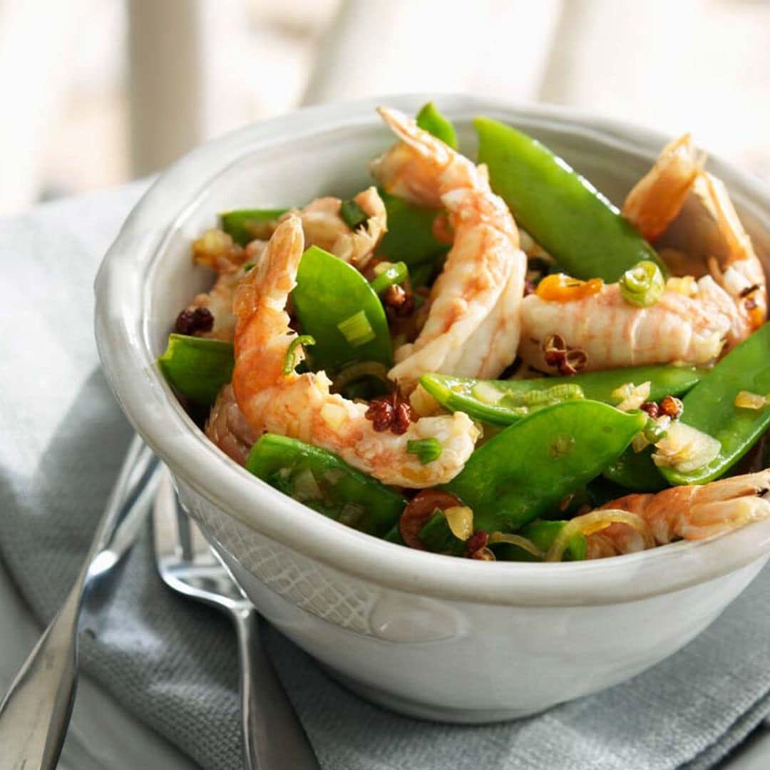 Ensalada de tirabeques y cigalas con jamón y tomate seco