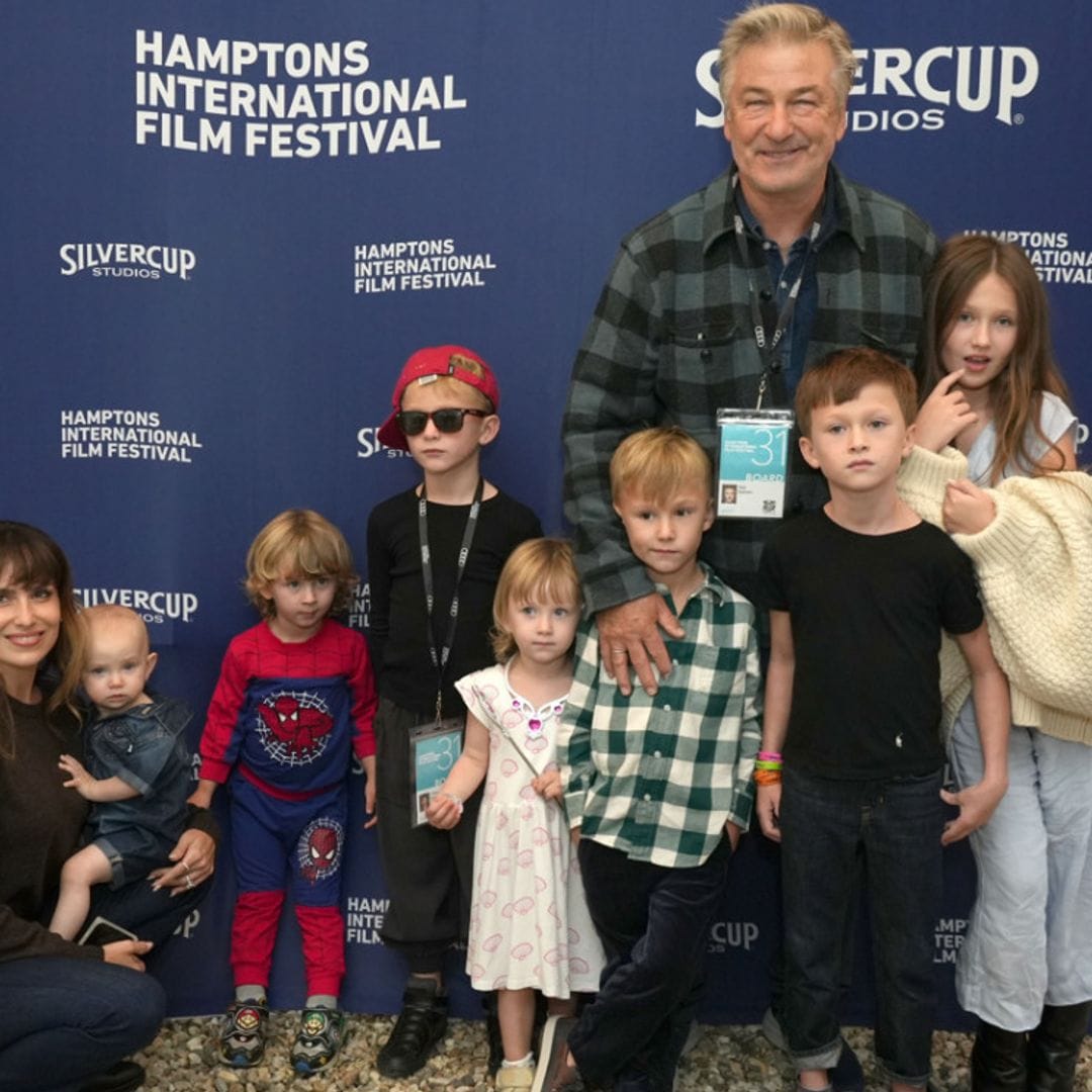 Alec e Hilaria Baldwin dan una lección de cómo posar con 7 hijos en una alfombra roja