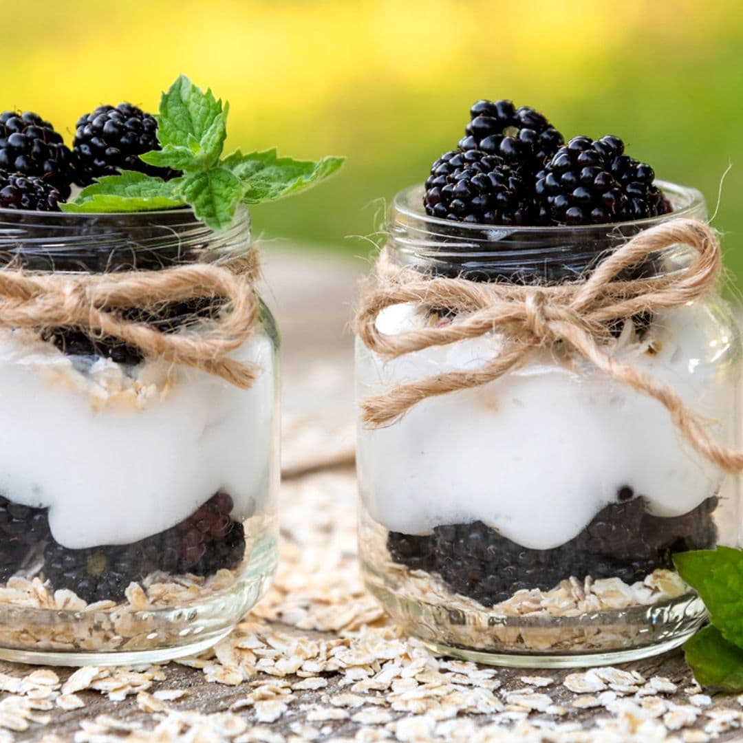 Postre de moras, yogur y avena