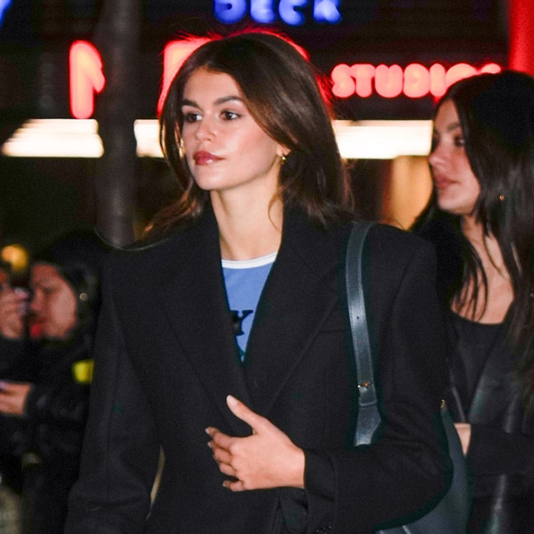 El uniforme de Kaia Gerber para salir por Nueva York: abrigo largo masculino y tacones cómodos