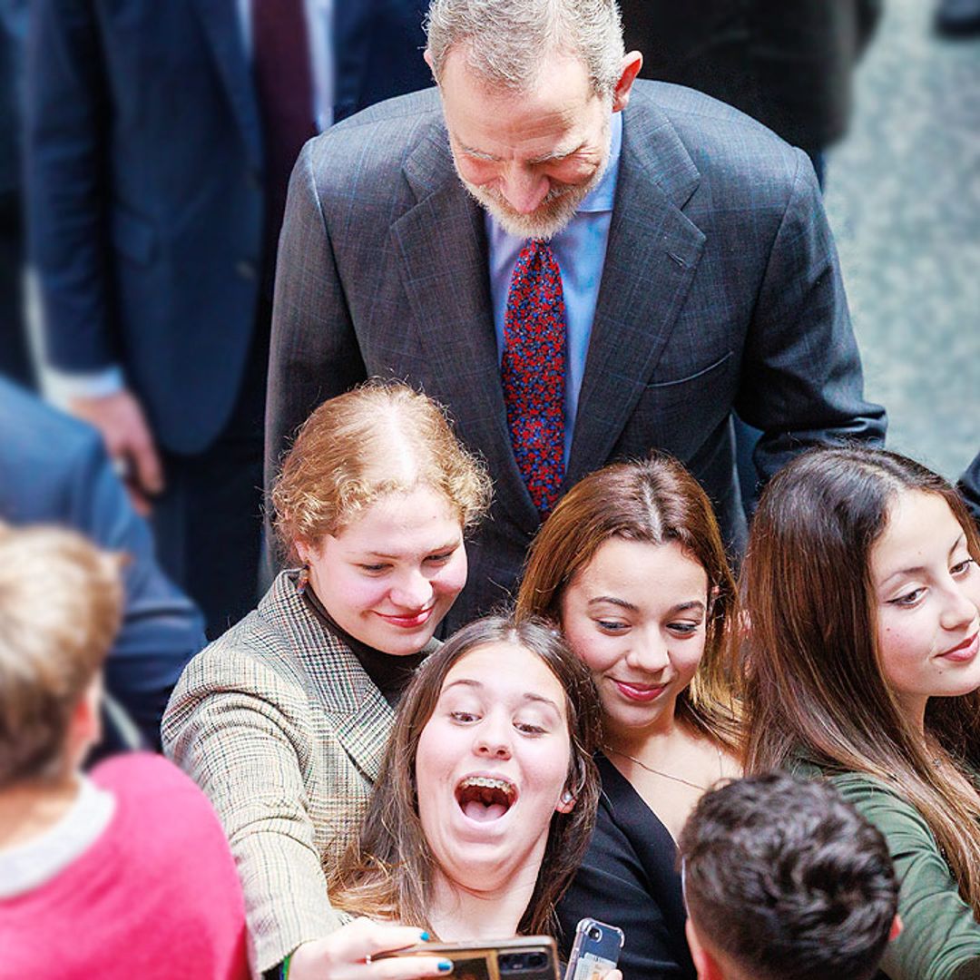 ¡Todos quieren un 'selfie'! El rey Felipe causa sensación entre los jóvenes en Cádiz