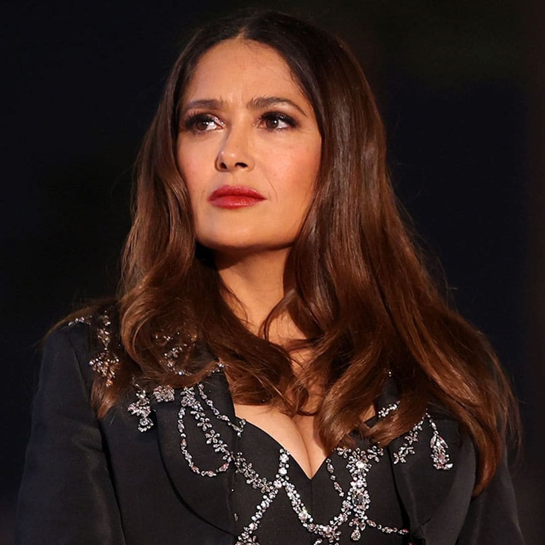 Conmovida, Salma Hayek revela que asistió al funeral de Matthew Perry