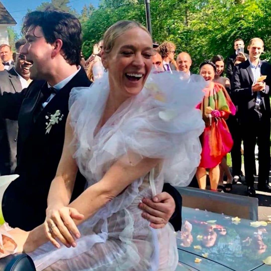 Chloë Sevigny se casa con un vestido semitransparente que rompe con lo tradicional