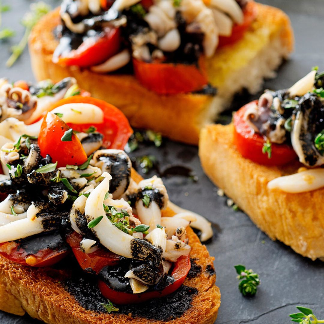 Tostas de calamar con tomatitos