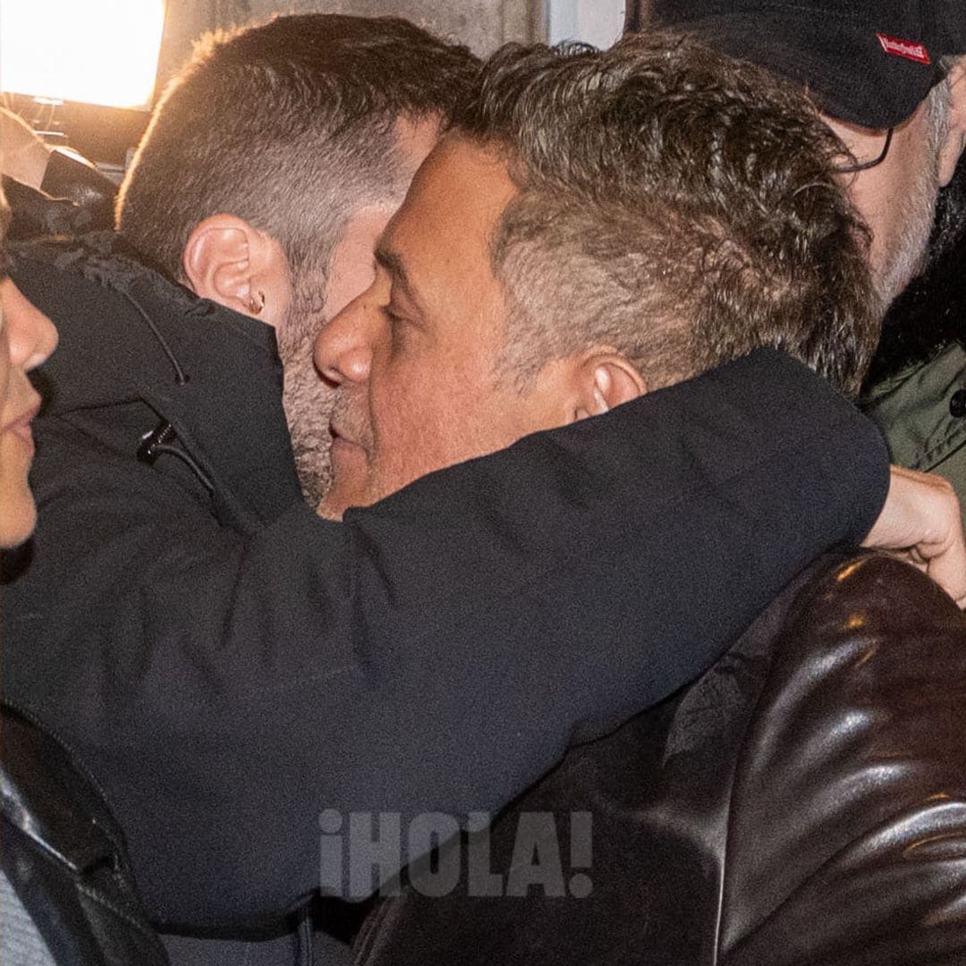 FOTOS EXCLUSIVAS: El abrazo de Alejandro Sanz que desvela a quién apoya realmente en la guerra de audiencias entre Broncano y Pablo Motos