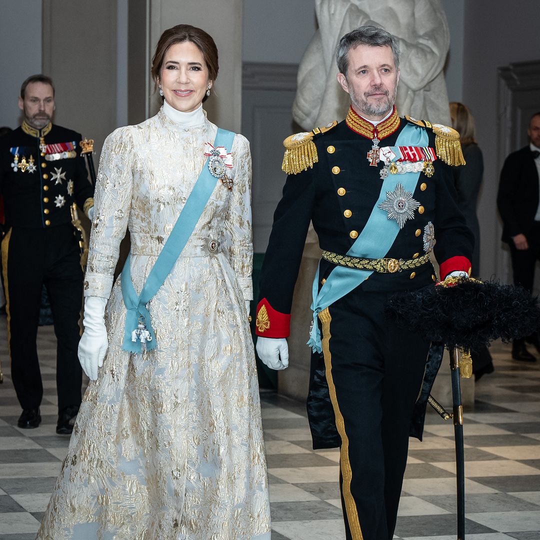 Mary de Dinamarca, elegantísima con traje brocado y joyas reales en la recepción de año nuevo