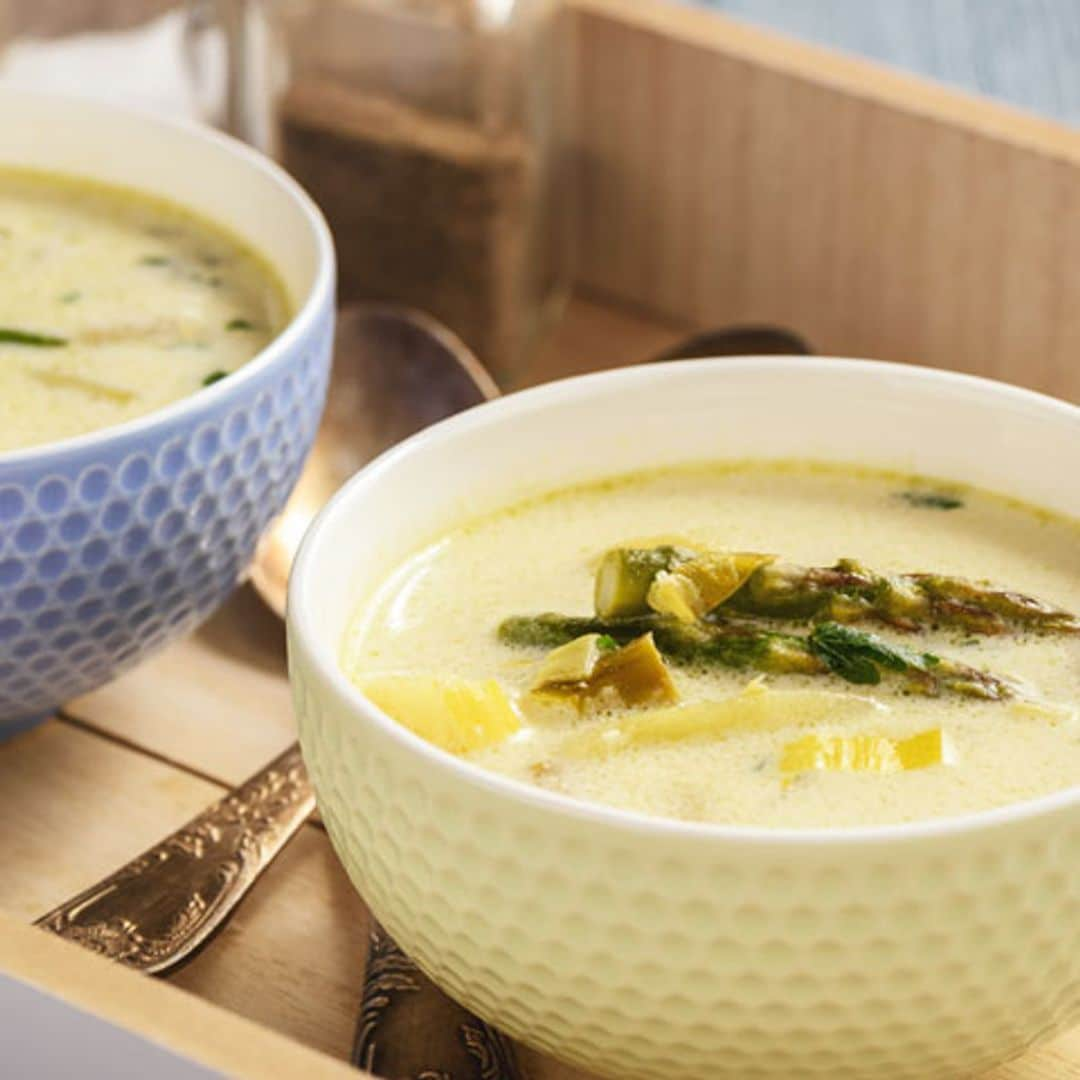 Sopa de patatas y espárragos verdes