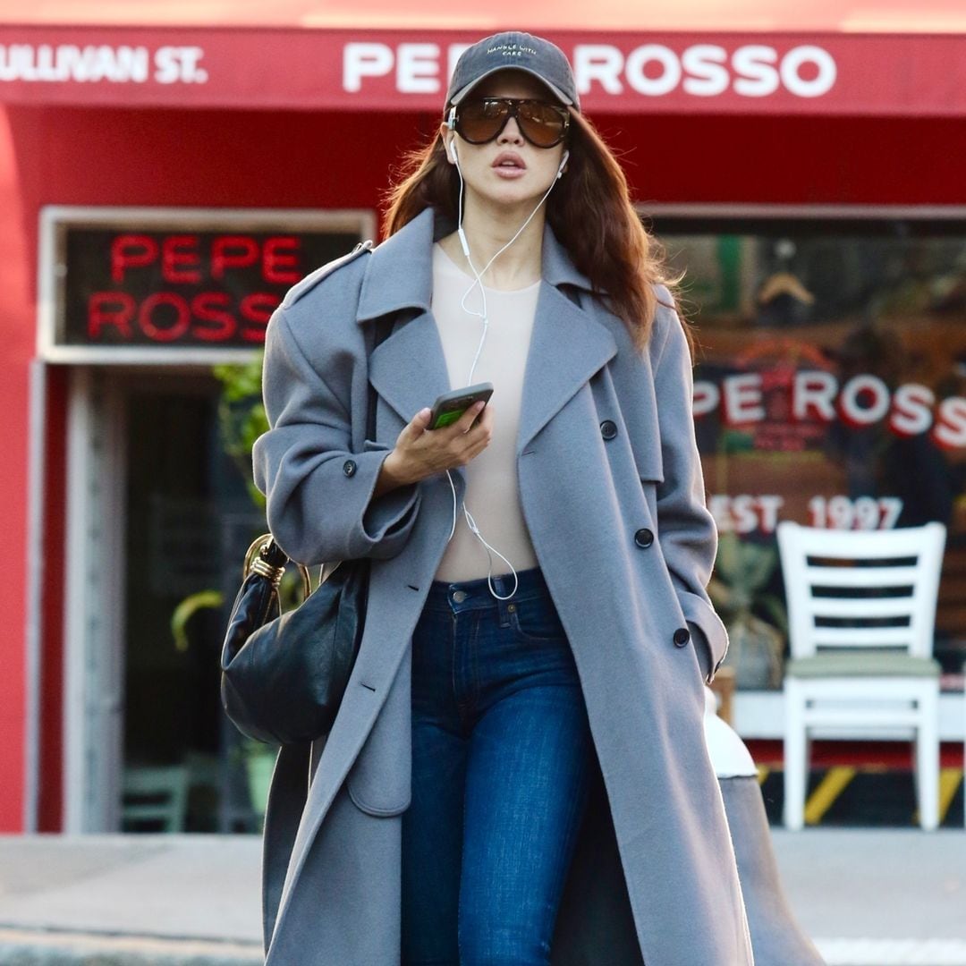 Eiza González tiene la fórmula perfecta para otoño: abrigo 'oversized' y botas vaqueras