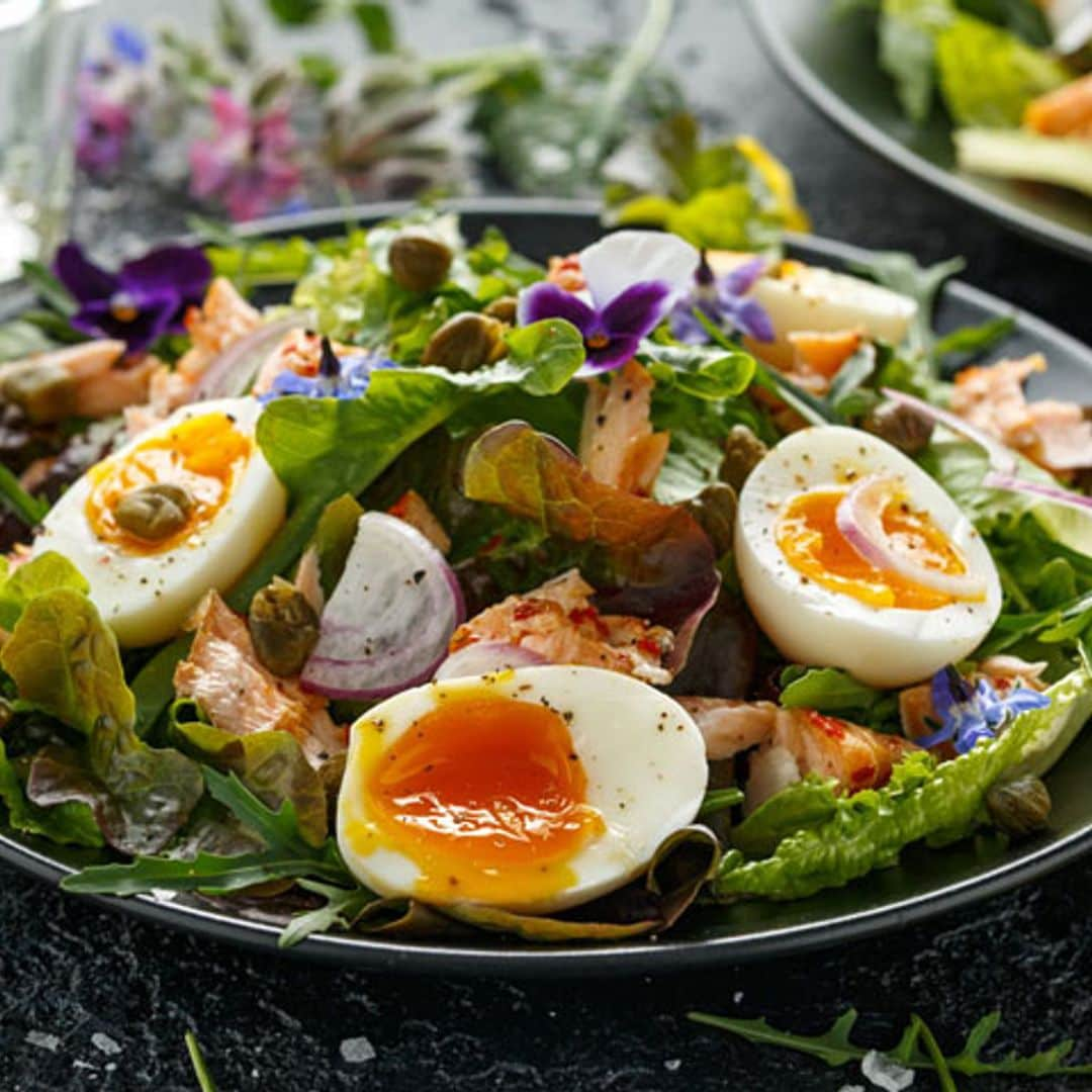 Ensalada de borraja, huevo y salmón fresco