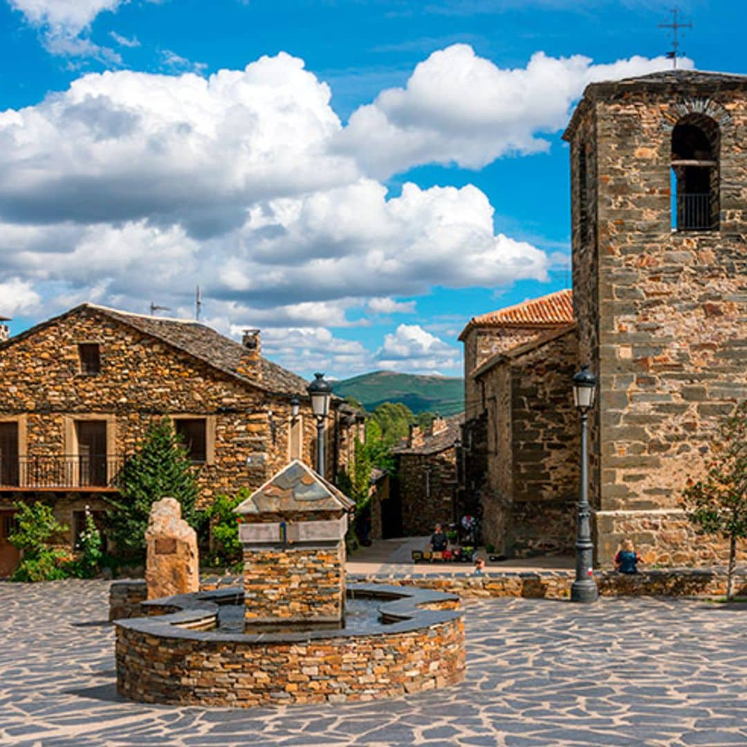 Un pueblo negro, una cascada descomunal, un hayedo y mucha soledad