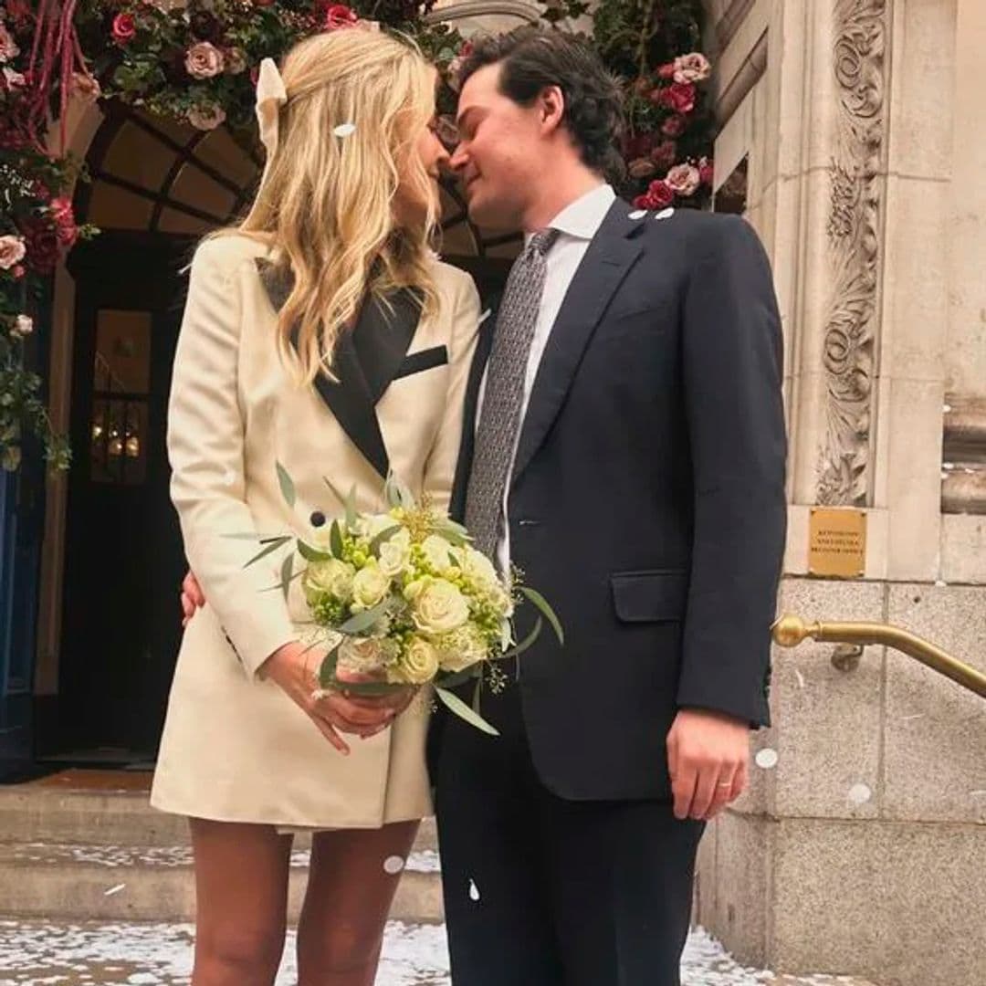 Phoebe Knatchbull, prima de los príncipes Guillermo y Harry, se ha casado en Londres con un vestido diseñado por su hermana