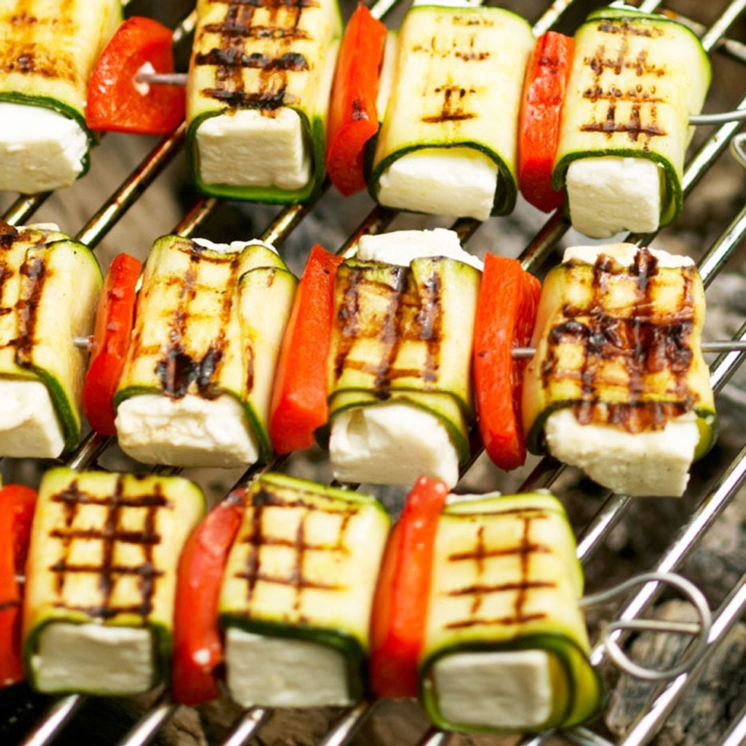 Brochetas de queso con verduras