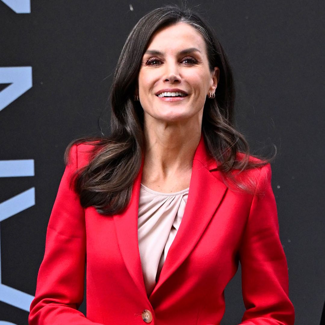 La reina Letizia ahorra en moda y recupera un look de trabajo poderoso: traje rojo y tacón muy ancho