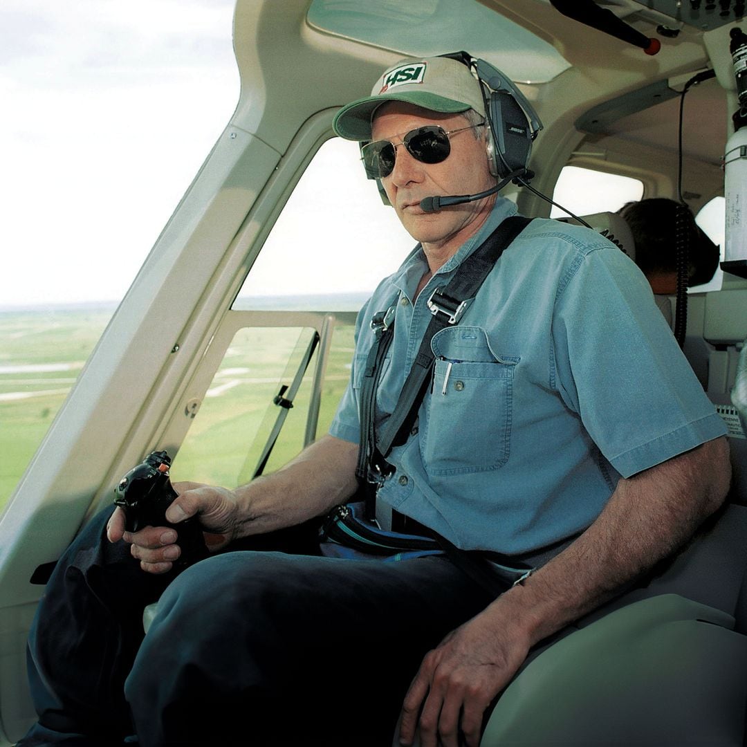 Harrison Ford pilotando un helicóptero