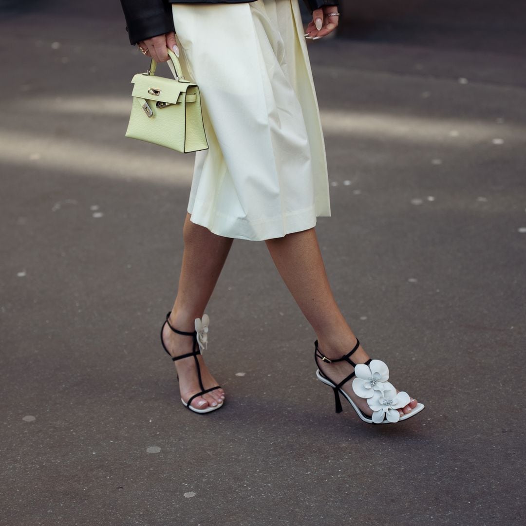 Los 'kitten heels' y sandalias de flores que transforman los looks más sencillos del verano🌸