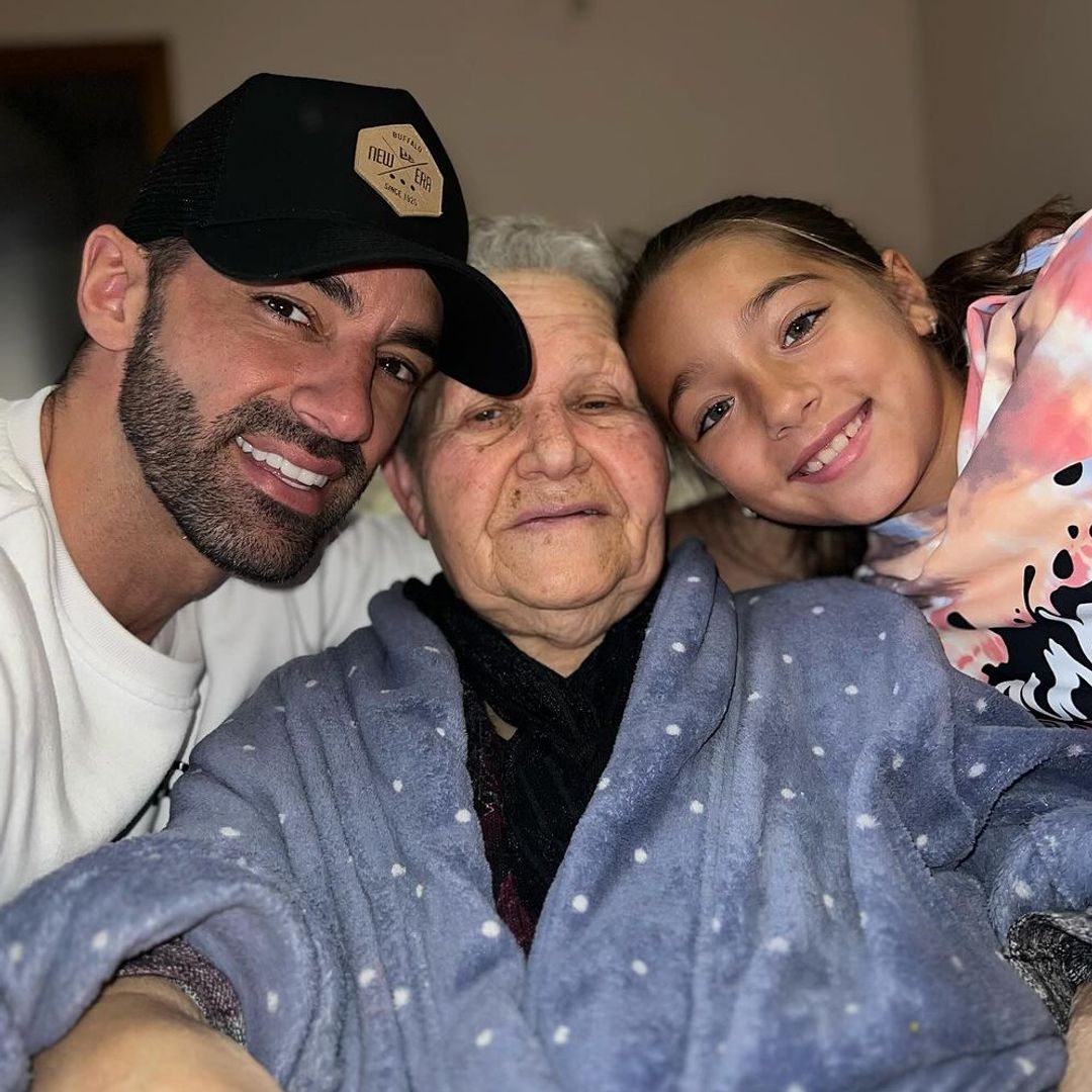 Toni Costa con Alaïa y la abuela Goya