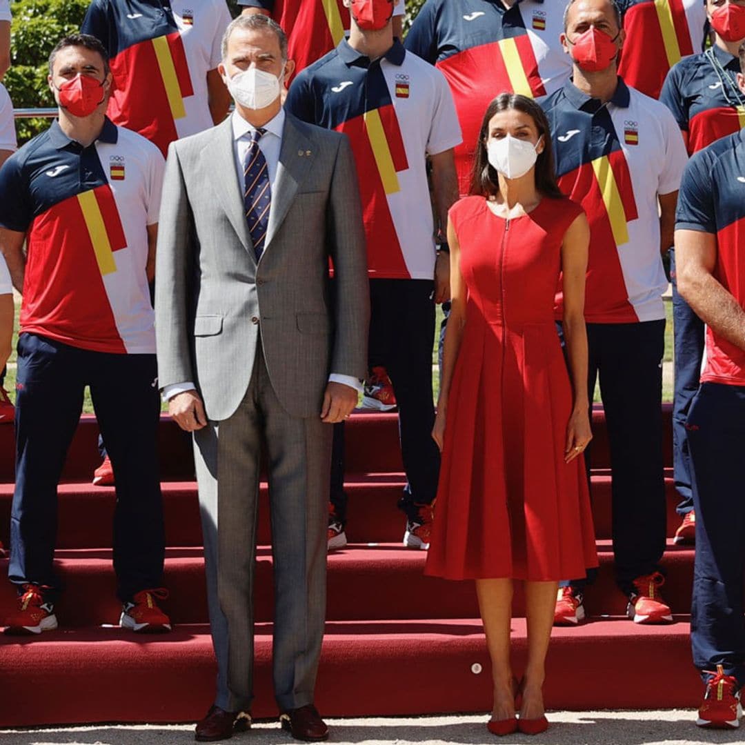 Doña Letizia no arriesga y gana con su vestido rojo infalible