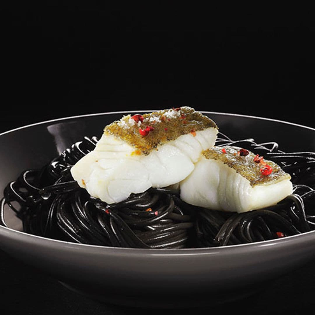 Bacalao dorado con tallarines negros