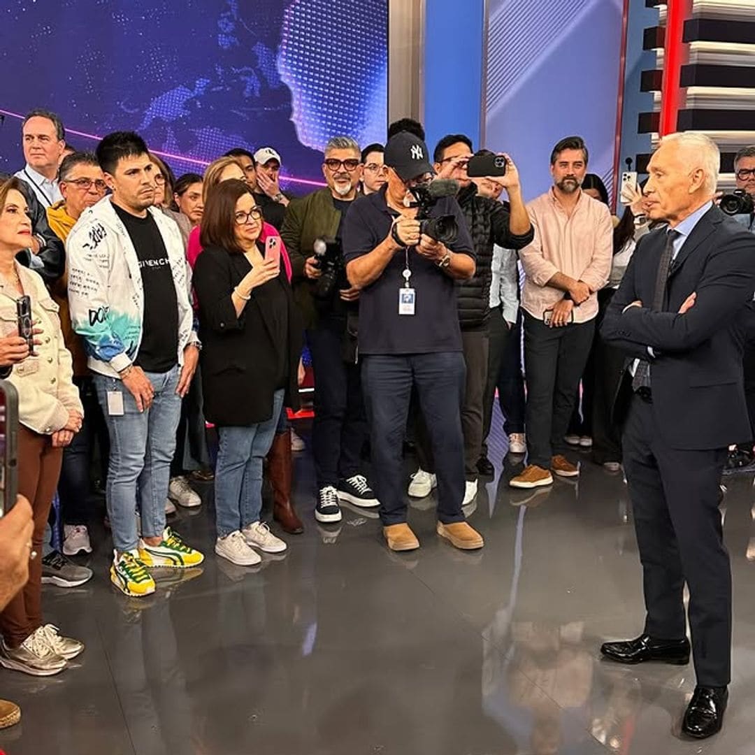 Jorge Ramos fue cobijado por su equipo de trabajo