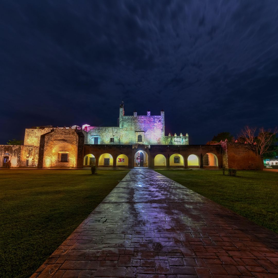 El convento de San Bernardino de Siena es uno de los más grandes de Yucatán. Cada noche se proyecta sobre su fachada un video-mapping que cuenta la historia de la ciudad.