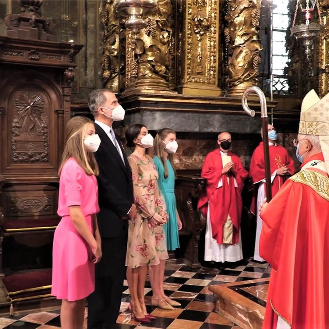 Impresionadas por el ritual del botafumeiro, así se han mostrado Leonor y Sofía en la Ofrenda al Apóstol