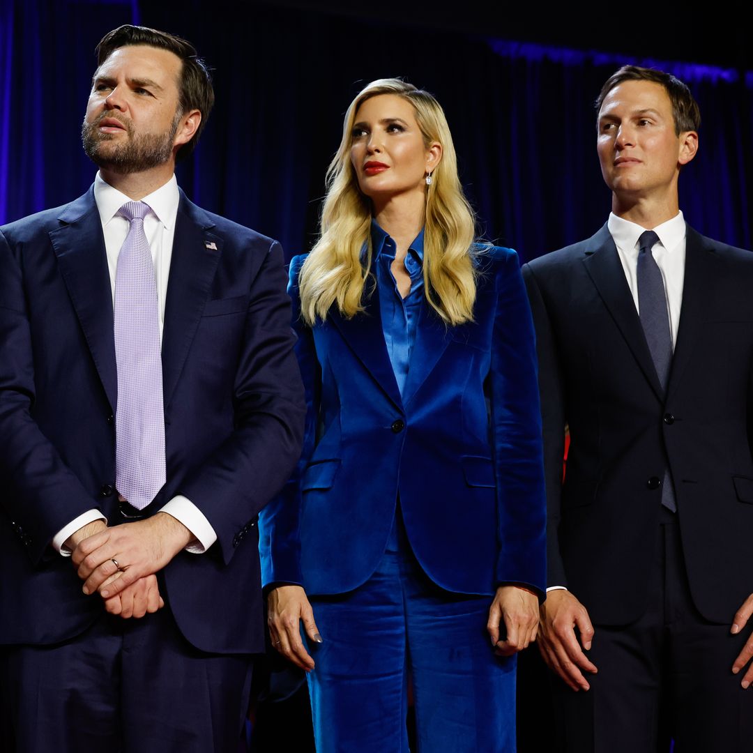 Ivanka Trump traje terciopelo azul