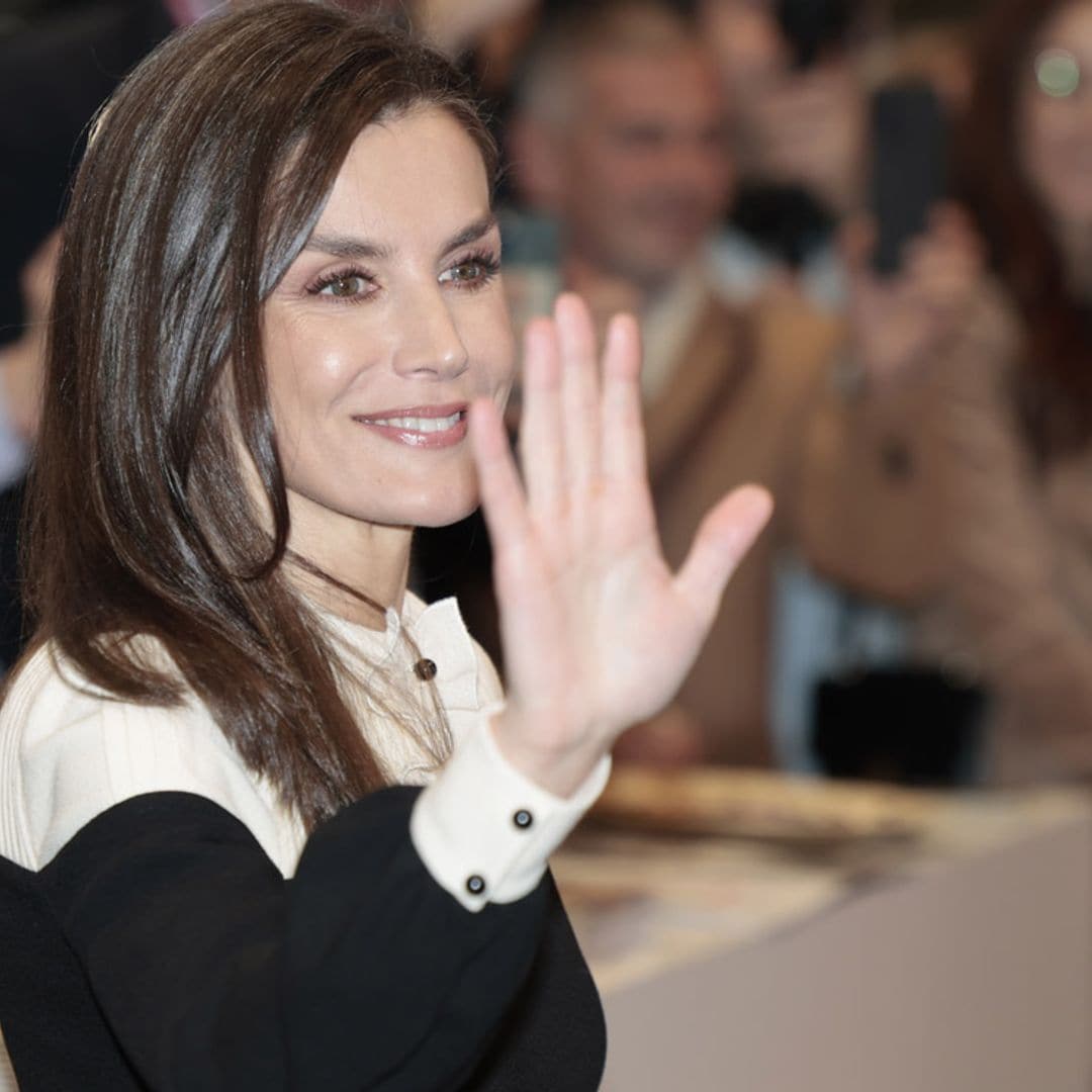 La reina Letizia recicla en FITUR el mono victoriano con sello español que fascinó en Croacia