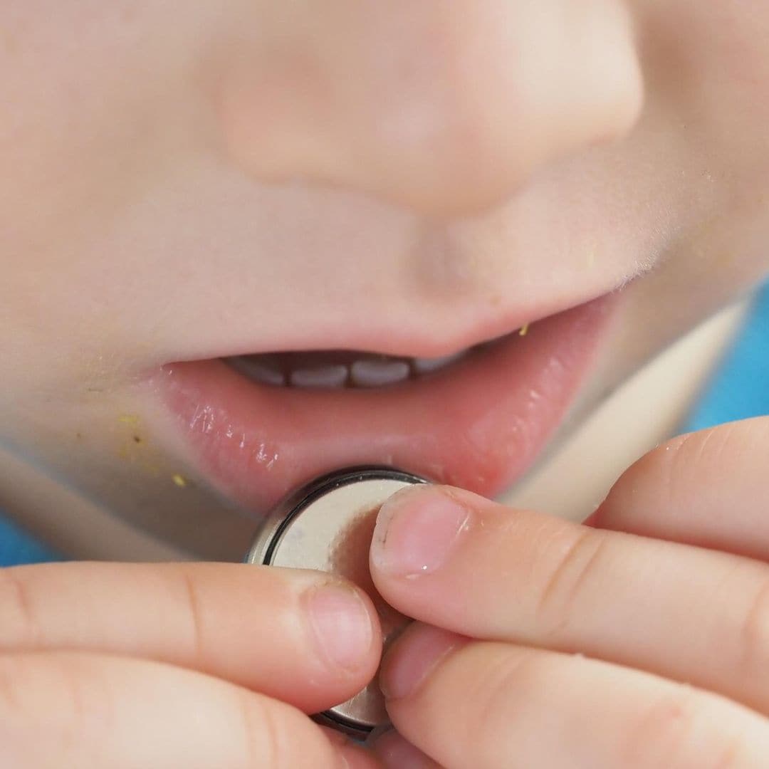 Las pilas de botón, un gravísimo riesgo para la vida de los niños en caso de ingesta