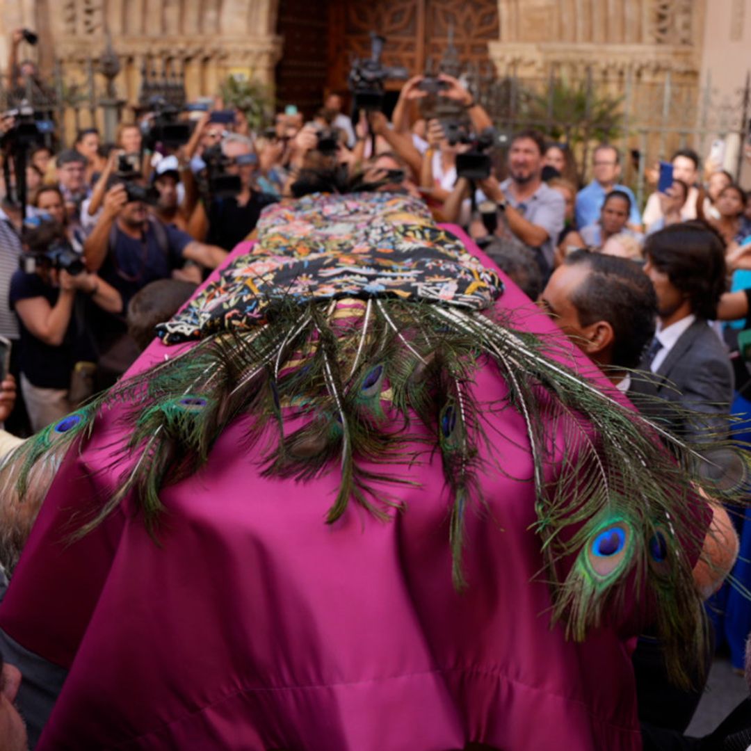 Los momentos más emotivos en la multitudinaria despedida a María Jiménez entre aplausos y cante flamenco en Sevilla