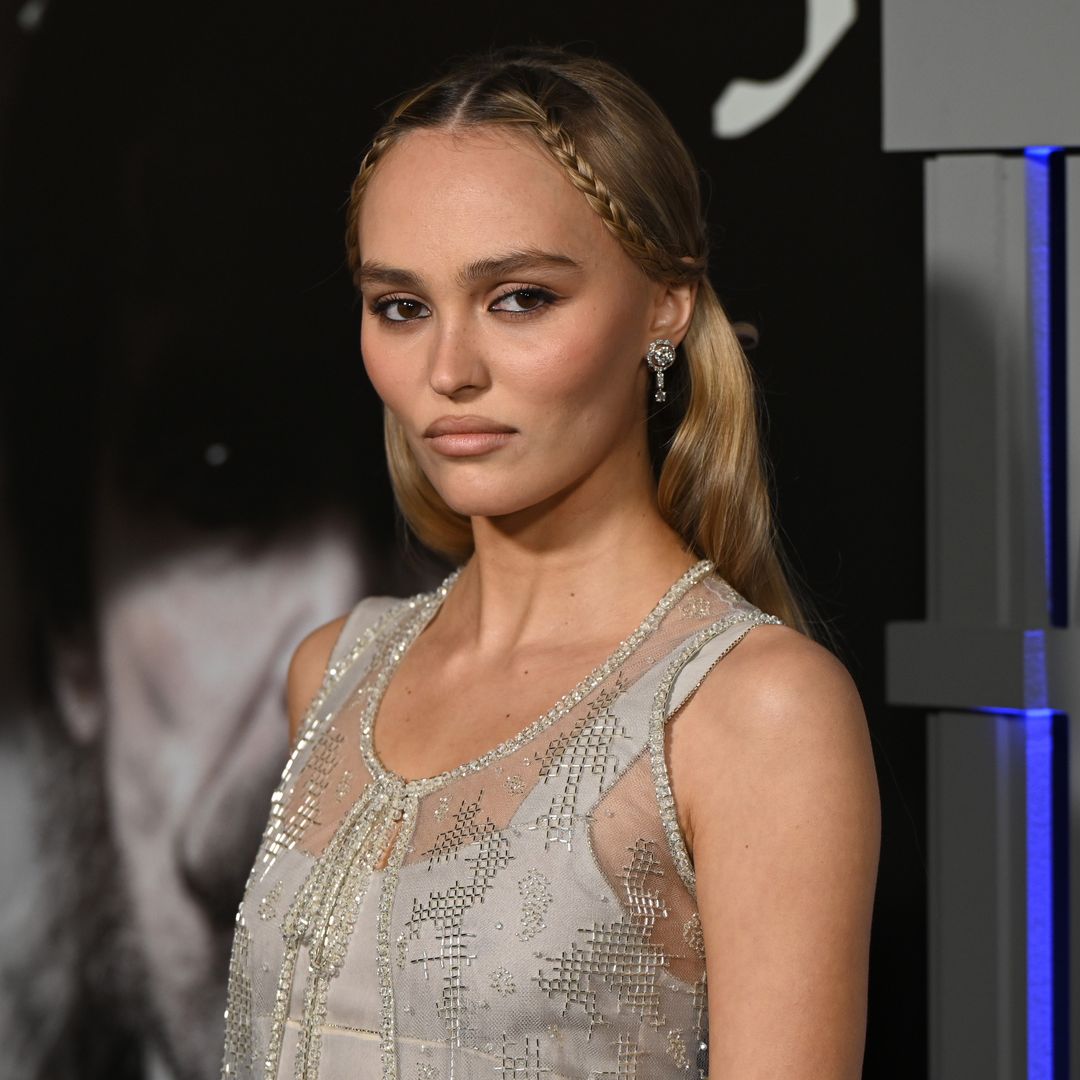 Lily-Rose Depp deslumbra con un look angelical y francés en el estreno de 'Nosferatu' en Los Ángeles