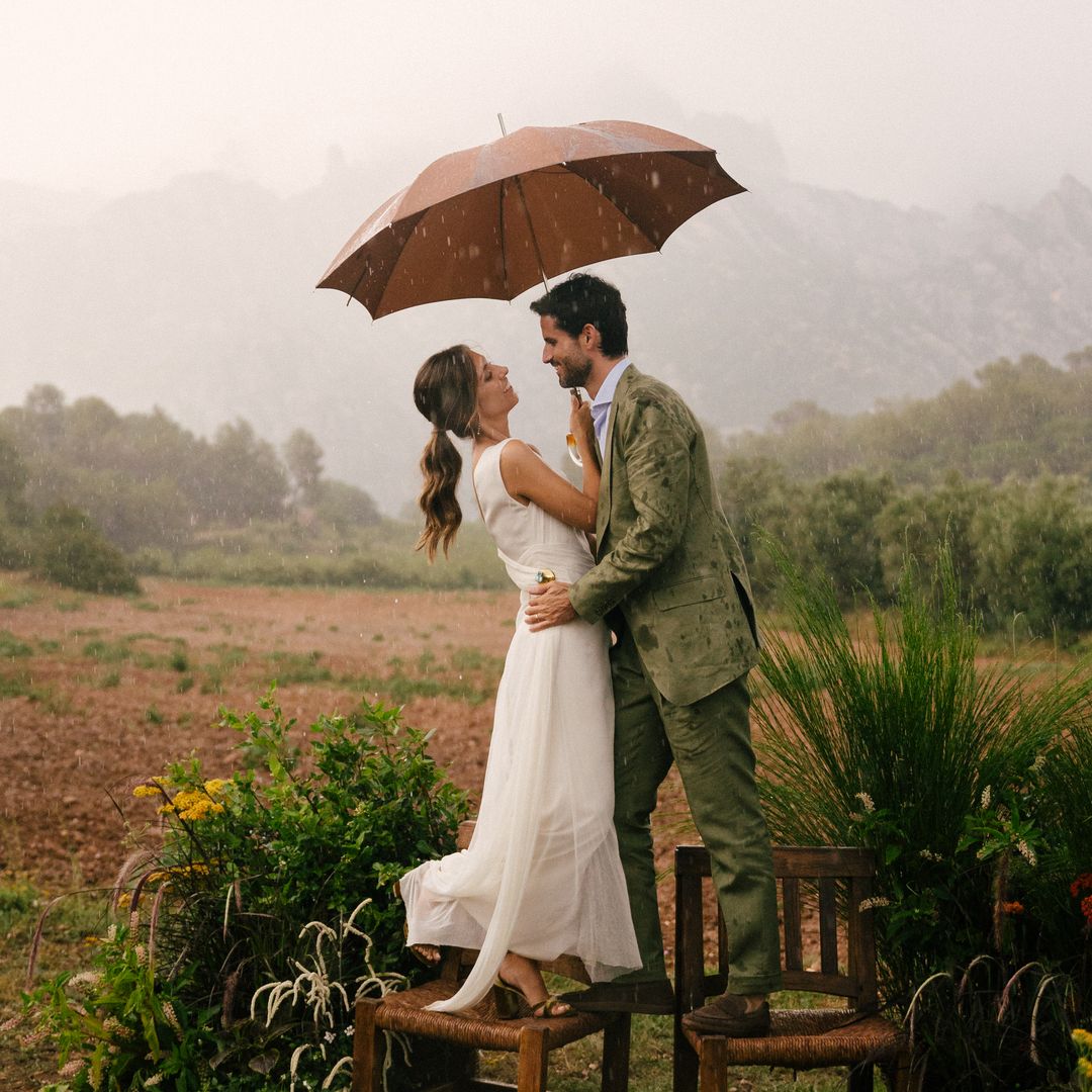 Un vestido de novia asimétrico, blanco roto y convertible para la boda de Anna bajo la lluvia en El Bruc