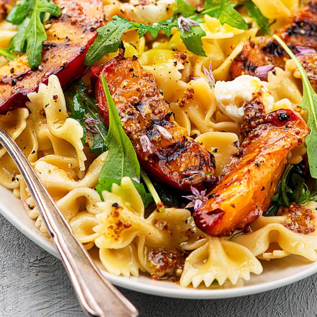 Ensalada de 'farfalle' con nectarinas a la parrilla