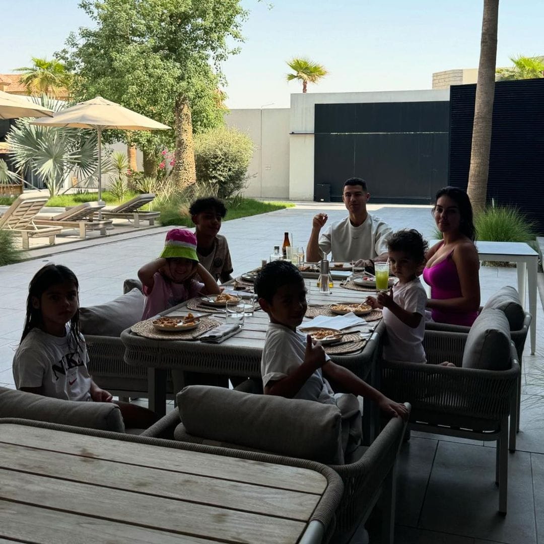 Georgina Rodríguez y Cristiano Ronaldo en un almuerzo familiar con sus hijos