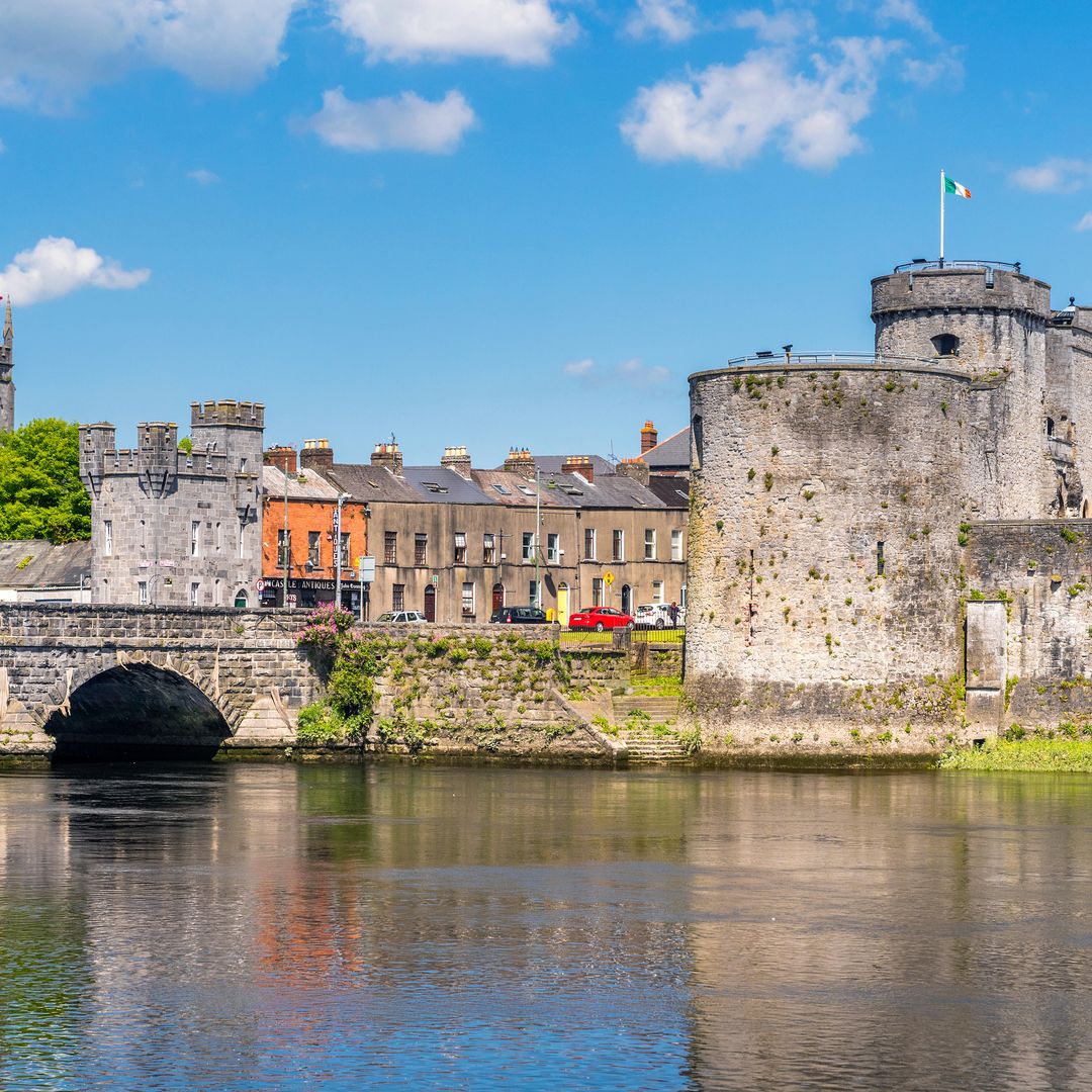 Castillo St John junto al río Shannon, en Limerick, Irlanda