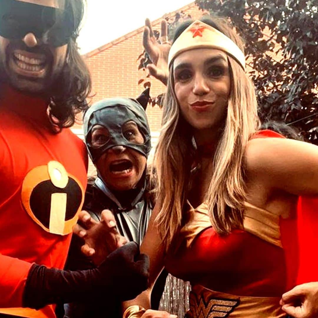 Elena Furiase, toda una 'Wonder Woman' para felicitar a su hermano Guillermo por su cumpleaños: 'Mi otra mitad'