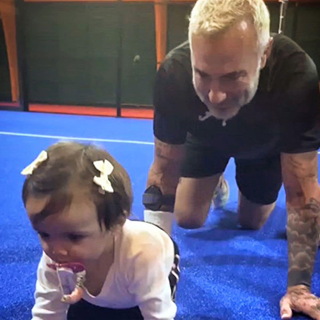 ¡Corre, que te pillo! Las imágenes más divertidas de Gianluca Vacchi gateando con su hija, Blu Jerusalema