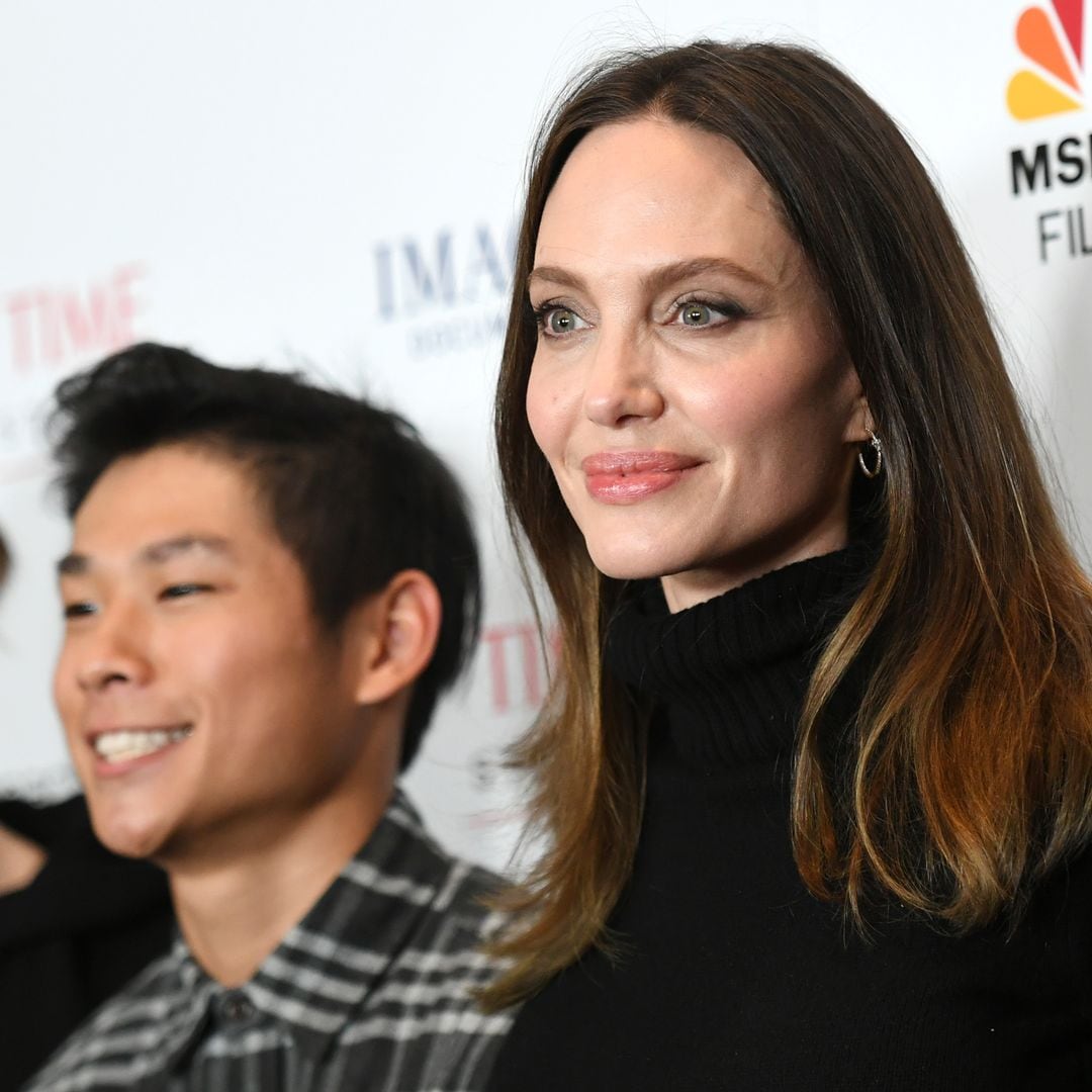  Shiloh con Angelina Jolie y Pax Thien en el estreno de 'Paper &  Glue: A JR Project' en el Museo de la Tolerancia en Los Ángeles en noviembre de 2021 