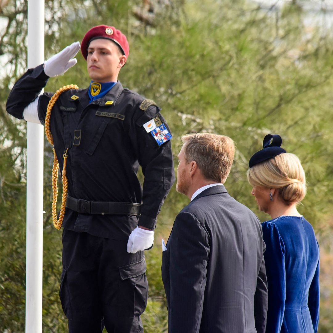 Máxima de Holanda vestido terciopelo azul Chipre