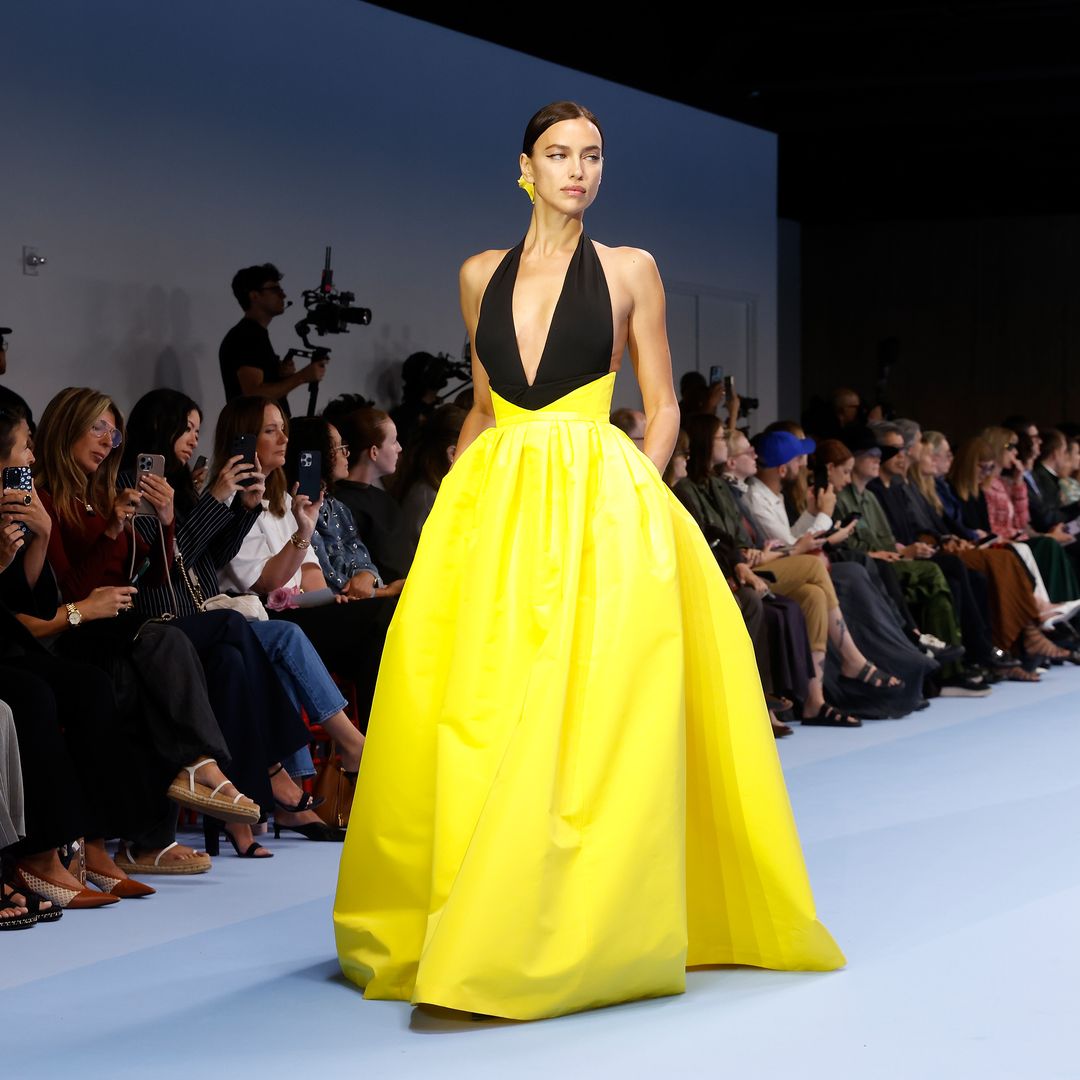 El momentazo de Irina Shayk como musa de las novedades de Carolina Herrera vistas en la Gran Manzana