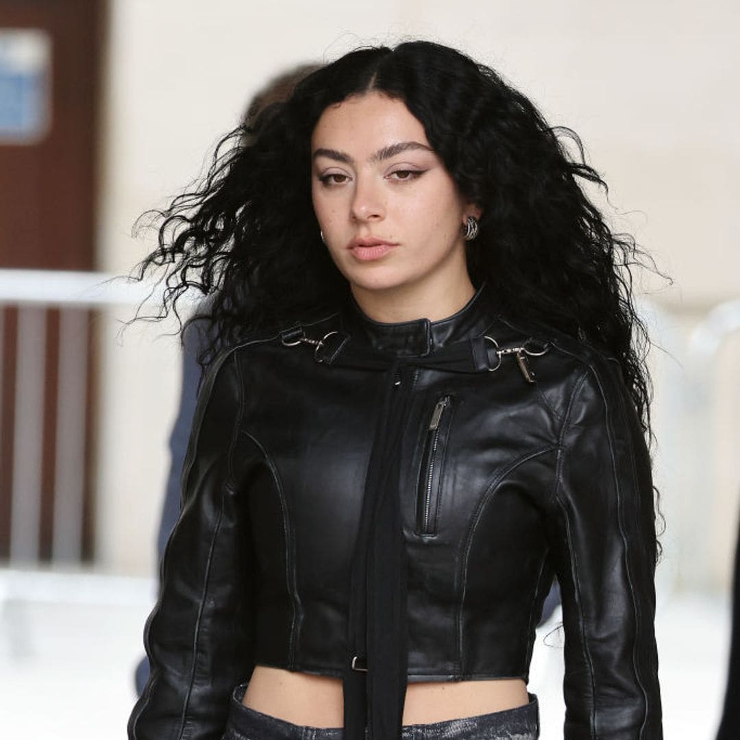 Así es como puedes conseguir el 'makeup look' de Charli XCX para un 'Brat Summer'