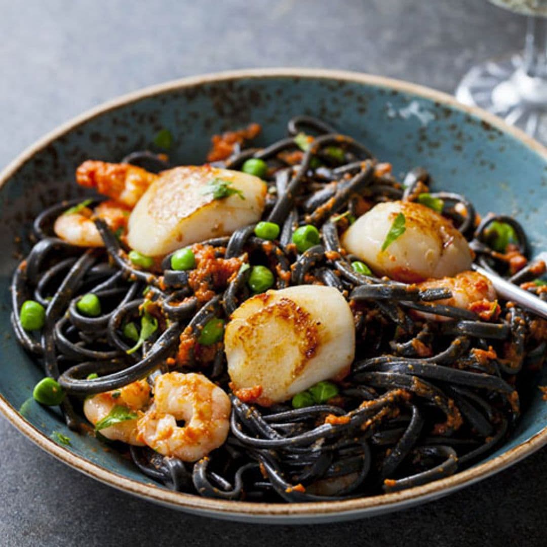 Pasta negra con vieiras y gambas