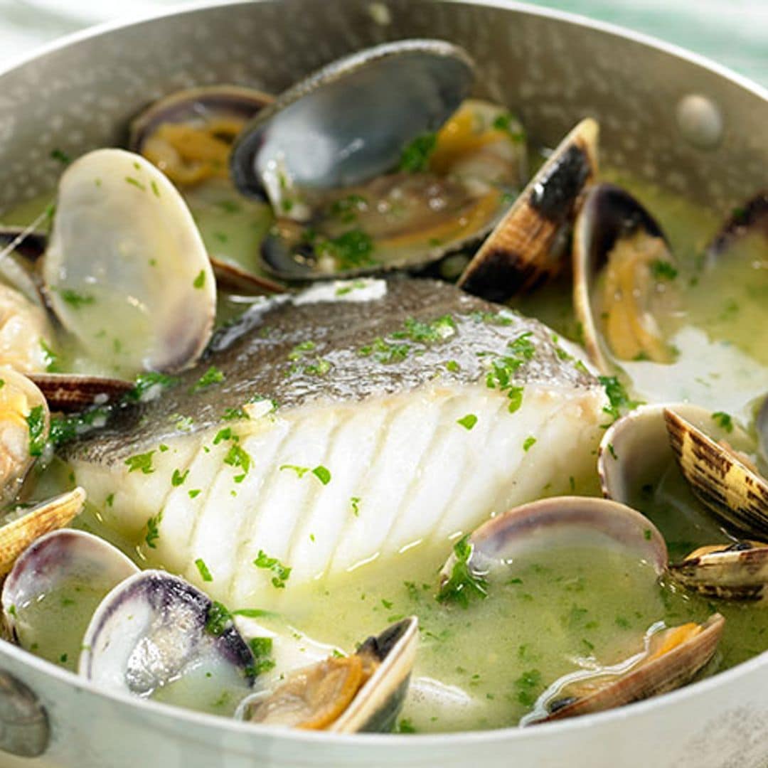 Bacalao en salsa verde con almejas