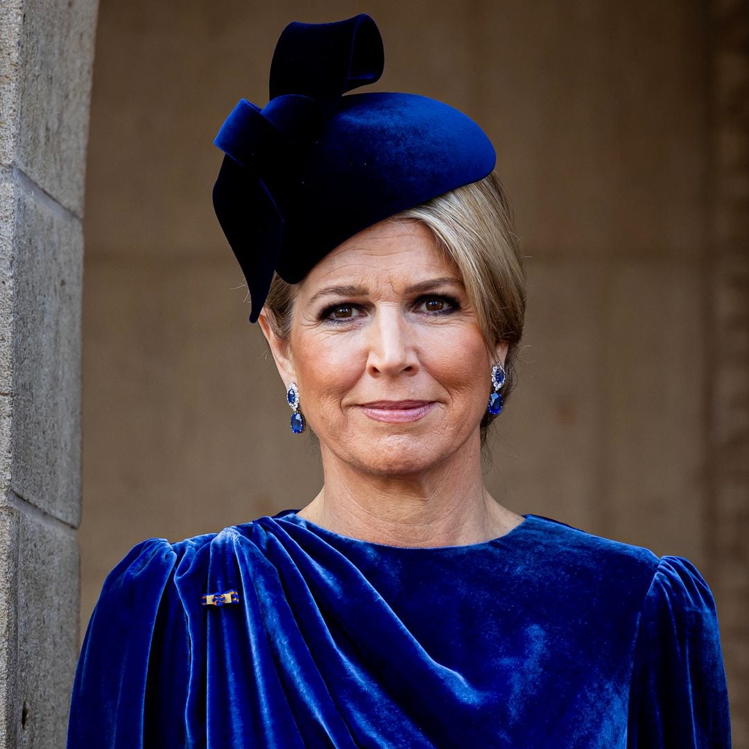 Máxima de Holanda vestido terciopelo azul Chipre