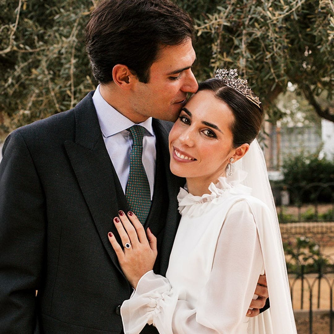 Paula, la novia sevillana del vestido transformable con cuello de volantes y tiara floral