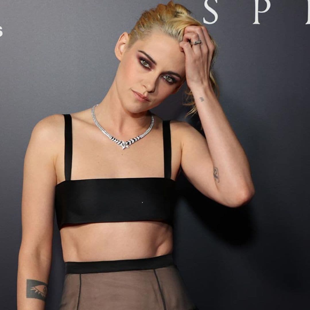 Kristen Stewart se desmarca de la princesa Diana con un 'cropped top' y falda transparente