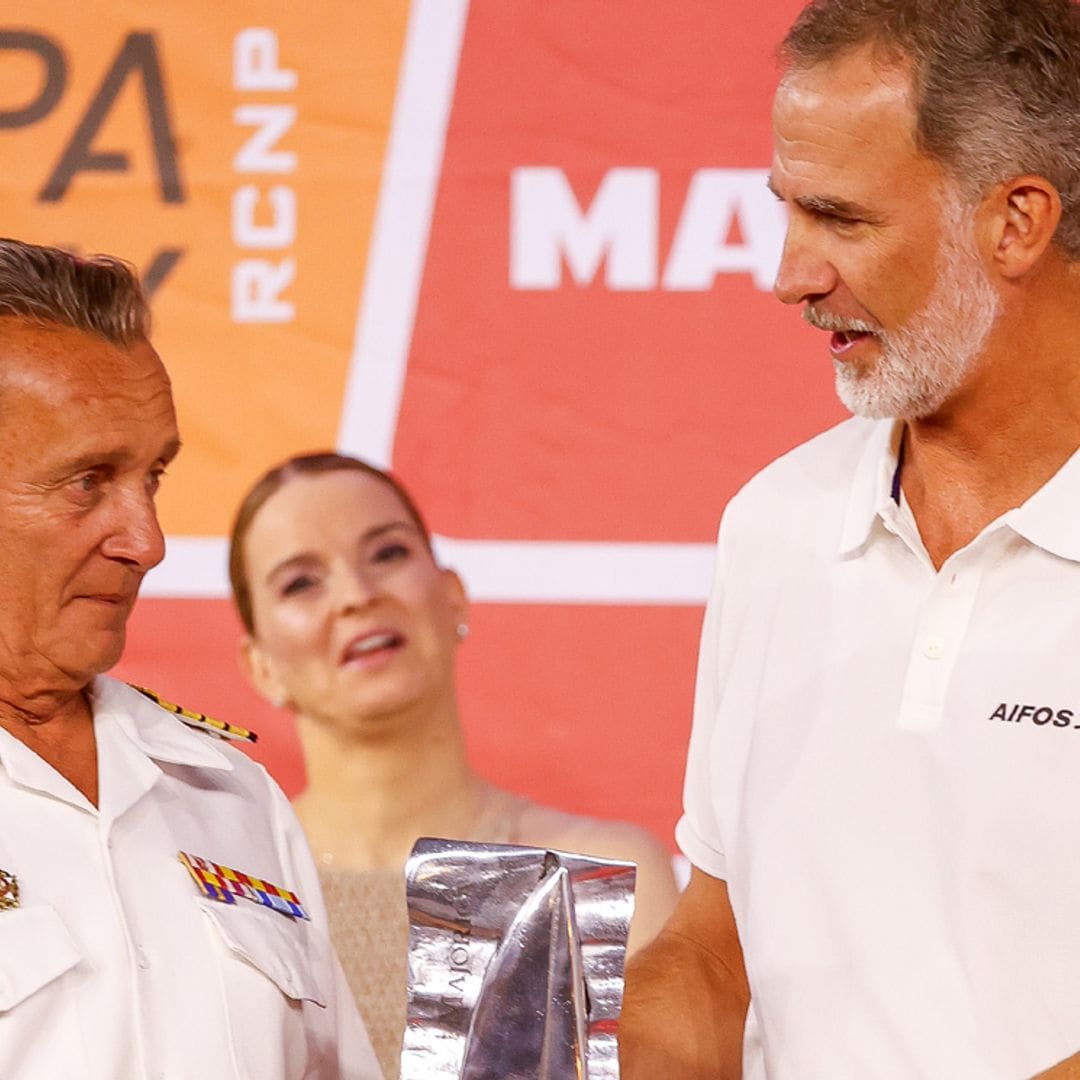 Felipe VI recoge con orgullo su trofeo de subcampeón en la Copa del Rey MAPFRE de Vela