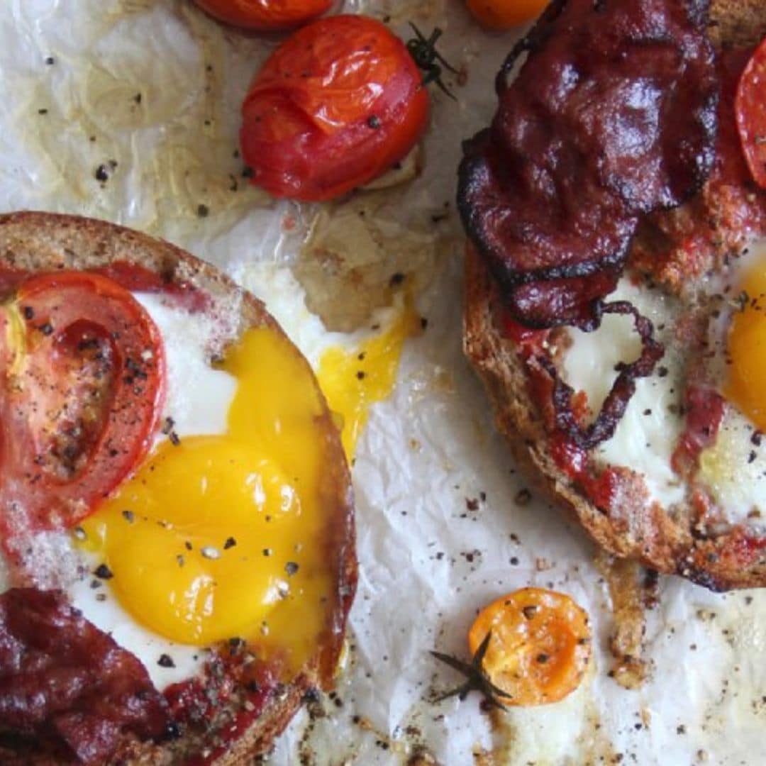 Tostadas al horno con beicon, tomate y huevo